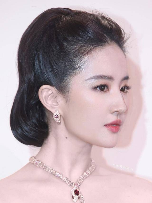 37岁刘亦菲现身深圳，把一身“土绿色”穿出仙气感，出众气质让人羡慕